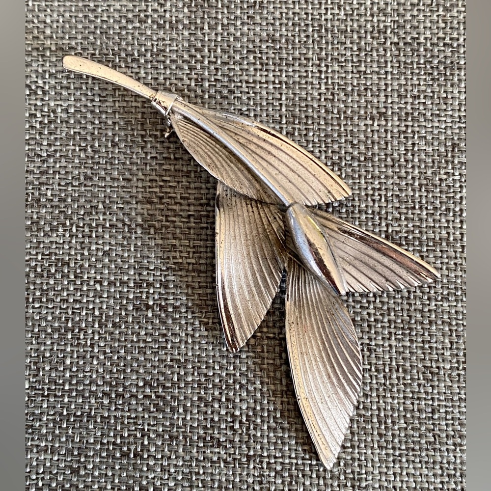 Elegant Sterling Silver Leaf Brooch - Picture 2 of 5